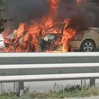 Такси пламна във Варна ВИДЕО