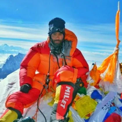 Зоната на смъртта: Алпинист свали ръкавиците си за минута, загуби пръст