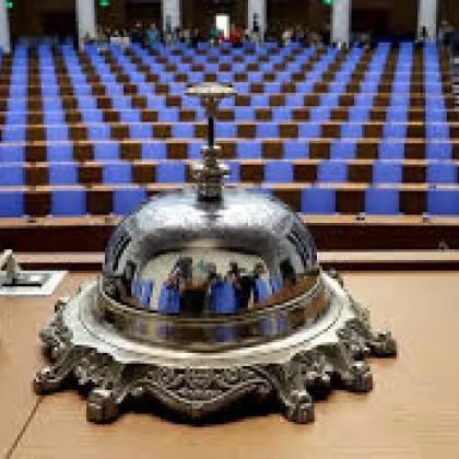 Битка за местата: 14 депутати с двойни мандати решават съдбата на новия парламент до часове