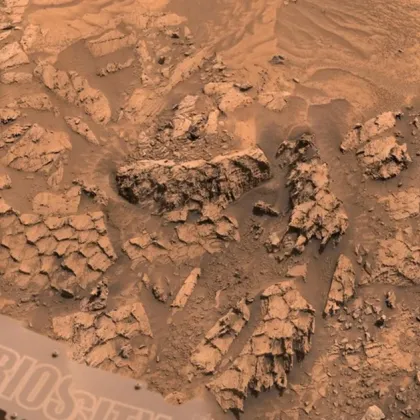 Curiosity откри странни "люспести" скали на Марс СНИМКИ