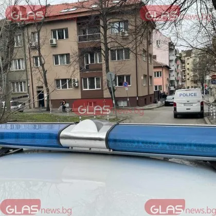 Достойно! Полицаи ескортираха жена в спешно състояние