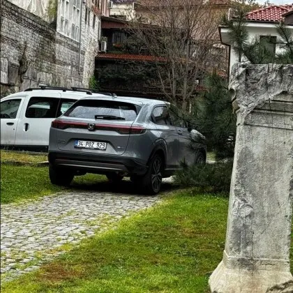 Кола с чужди номера "кацна" насред Лапидариума в Стария град