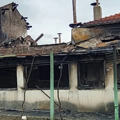 Трагедия в с. Ливада: Пожар отне живот, семейство търси помощ СНИМКИ