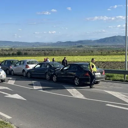 Верижна катастрофа блокира пътя Сопот&ndash;Карлово, има ранен СНИМКИ