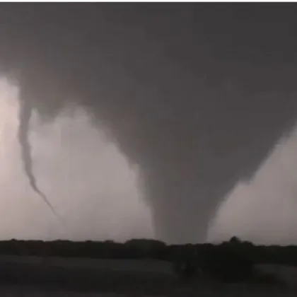 Бедствие! Торнадо разруши домове, засегна военна база ВИДЕО