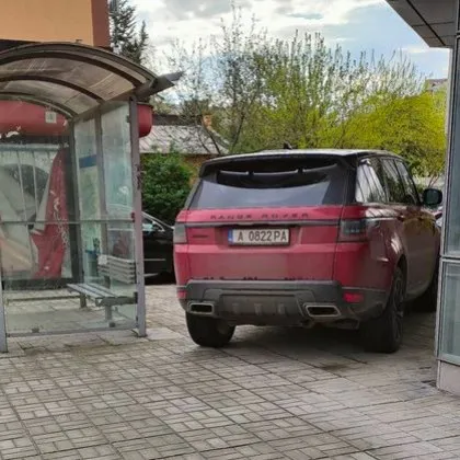 Джип окупира тротоар, намърда се до спирка СНИМКИ