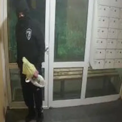 "Като от психотрилър": Мъж с клещи за рязане нахлу в блок в София СНИМКИ