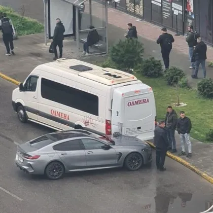 Порше се заби в бус на спирка в Пловдив СНИМКА