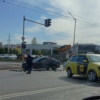 Такси и кола се сблъскаха в София, щетите са сериозни СНИМКИ
