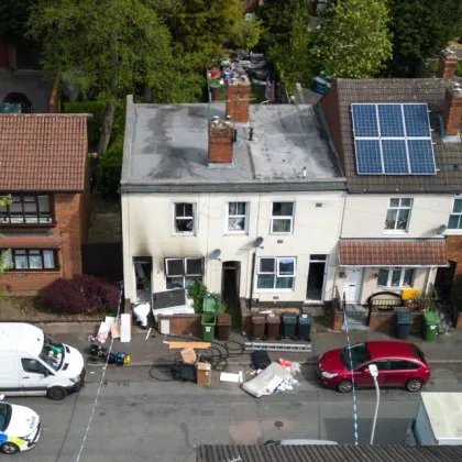 Две деца загинаха при пожар на Острова