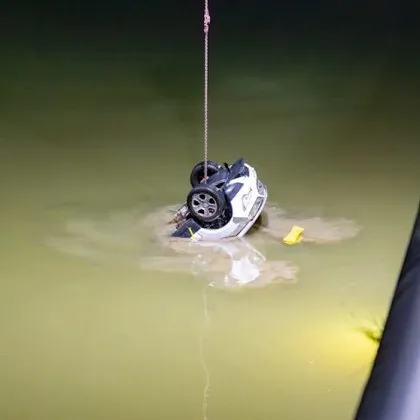 Кола с петима младежи потъна в река Мейн край Франкфурт СНИМКИ