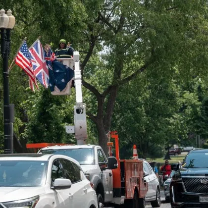 Сериозна грешка на Вашингтон преди визитата на Чарлз III: Поставиха австралийски знамена вместо британски