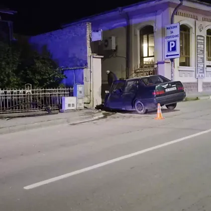 Шофьорка се заби в стена на главна улица в Горна Оряховица ВИДЕО