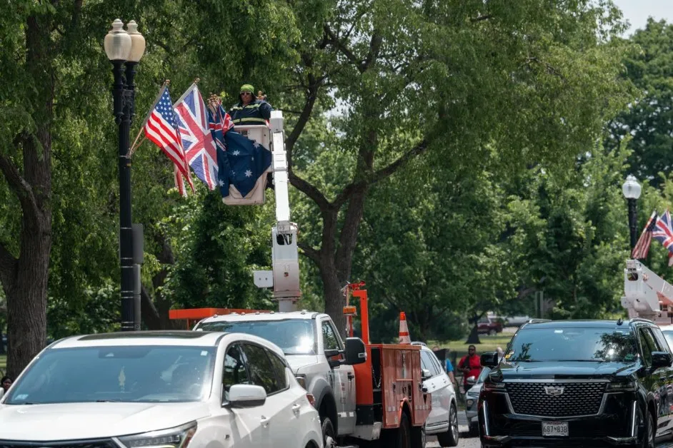 Сериозна грешка на Вашингтон преди визитата на Чарлз III: Поставиха австралийски знамена вместо британски
