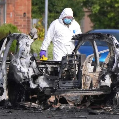 Бомба, детонирана пред полицейско управление, е изпратена, за да убие полицаи