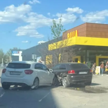 Две коли се удариха в столицата СНИМКА