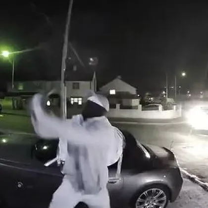 Маскирани помляха дома и колите на семейство ВИДЕО