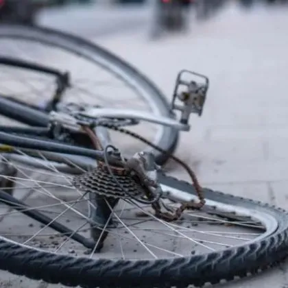 13-годишен велосипедист се удари в камион