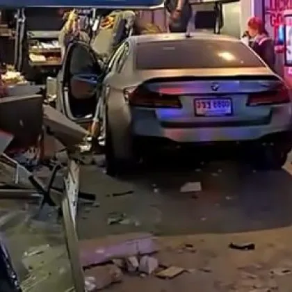 BMW се вряза в ресторант на бензиностанция, пострадаха 12 души ВИДЕО