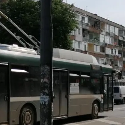 Герой в час пик: тролейбусен шофьор слезе от кабината и спаси жена в беда