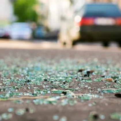 Младежи хвърлиха стъклена бутилка по паркирана кола във Варна