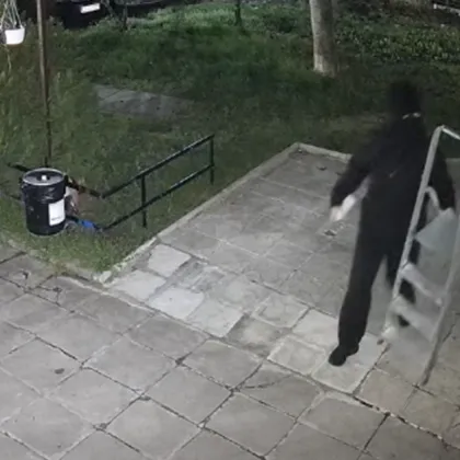 Подготовка за обир в София? Неизвестен неутрализира видеонаблюдението на жилищен блок