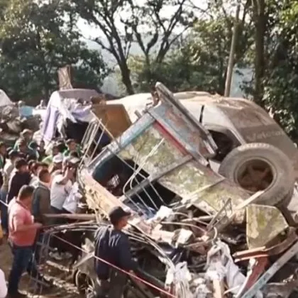 Взривиха автобус - има 13 жертви и десетки ранени ВИДЕО