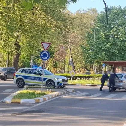 Полицаи предизвикаха вълна от позитивни реакции с действията си Водач с БМВ изпаднал