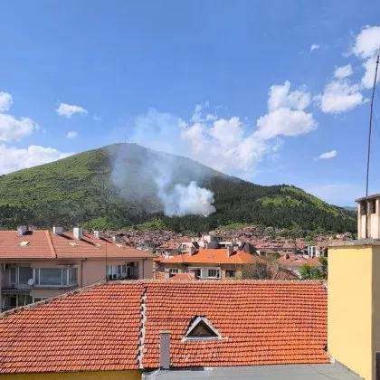 Избухна пожар в планината над Сливен СНИМКИ