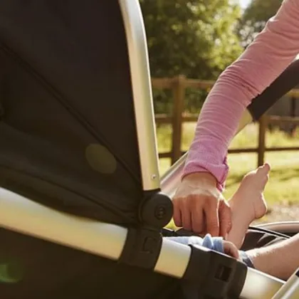 Кола блъсна жена с детска количка на пешеходна пътека в Казанлък