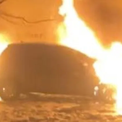 Колата на семейство избухна в пламъци, непознати се притекоха на помощ