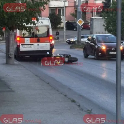 Моторист загуби контрол и се подхлъзна насред Плевен СНИМКИ