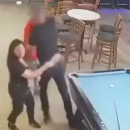 Пиян посегна на жена в бар, нокаутираха го СНИМКИ