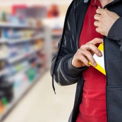 Задържаха двама тийнейджъри, откраднали напитки и шоколади от магазин в Пловдив