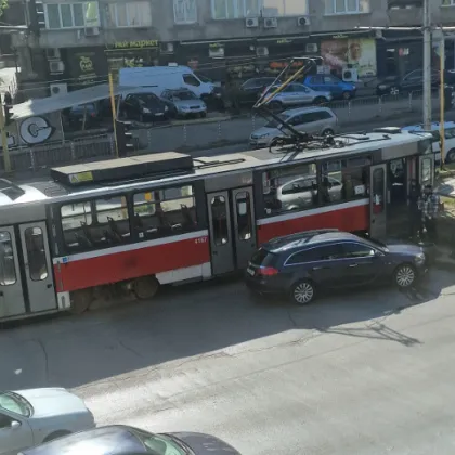 Кола се блъсна в трамвай в София СНИМКА