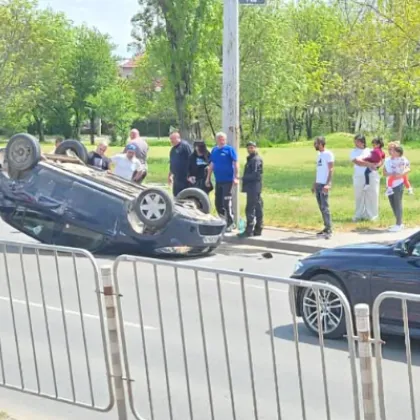 Кола се обърна по таван в София СНИМКИ