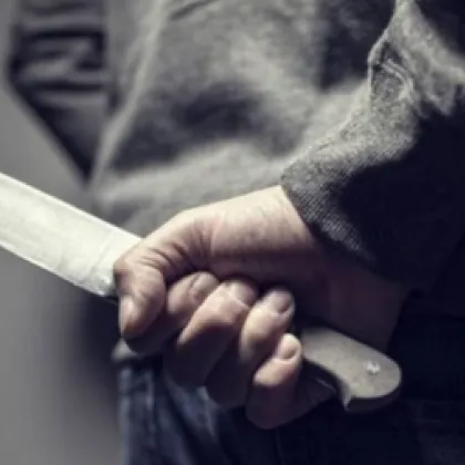 Мъж пострада при опит да спре крадец в двора си