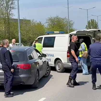 Млад мъж беше прострелян след гонка на лъскави коли в