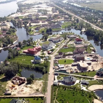 Докато сирени вият над Киев дронове падат в различни квартали