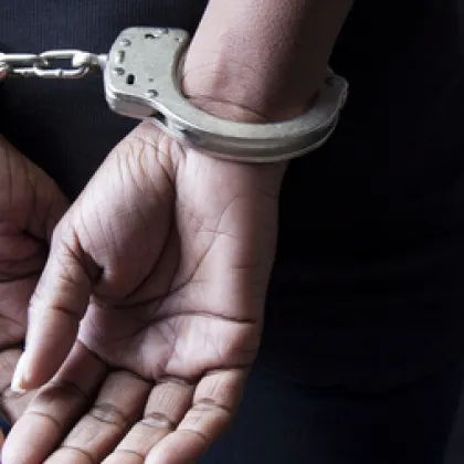 Разследват автошкола за фалшиви документи, арестуваха жена