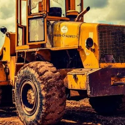 Багер зарови работник в изкоп