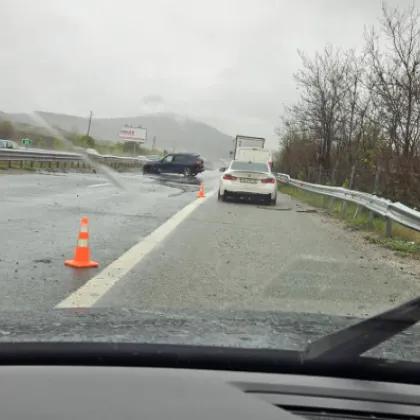 Две коли катастрофираха на АМ "Струма" СНИМКИ