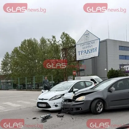 Две коли се сблъскаха в Пловдив! Образува се задръстване СНИМКИ