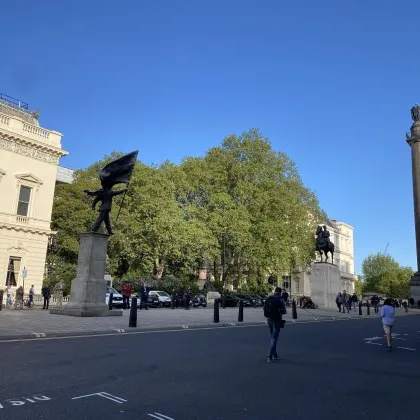 Лондон осъмна с нова статуя, подписана от Банкси СНИМКИ