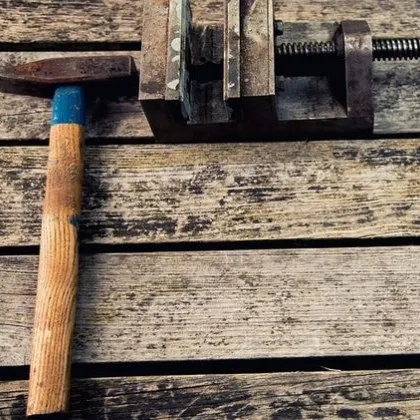 Мъж вилня с чук в Токио, има ранени