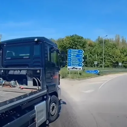 Пореден опасен случай на пътя: Камион &bdquo;реже" пътя на кола ВИДЕО