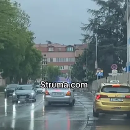 Шофьор блъсна полицайка на пешеходна пътека