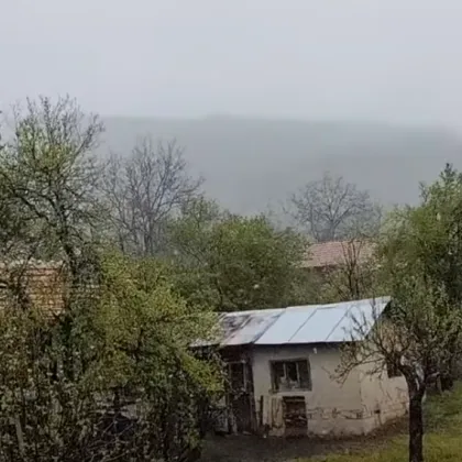 Необичайна зимна обстановка в края на април Сняг заваля и