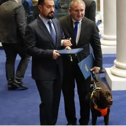 За първи път: Куче влиза в Народното събрание