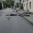 Необичайна гледка: Улица в Благоевград е осеяна с дрехи СНИМКИ